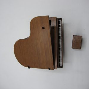 ساز دکوری پیانو رویال چوبیRoyal wooden piano decorative instrument